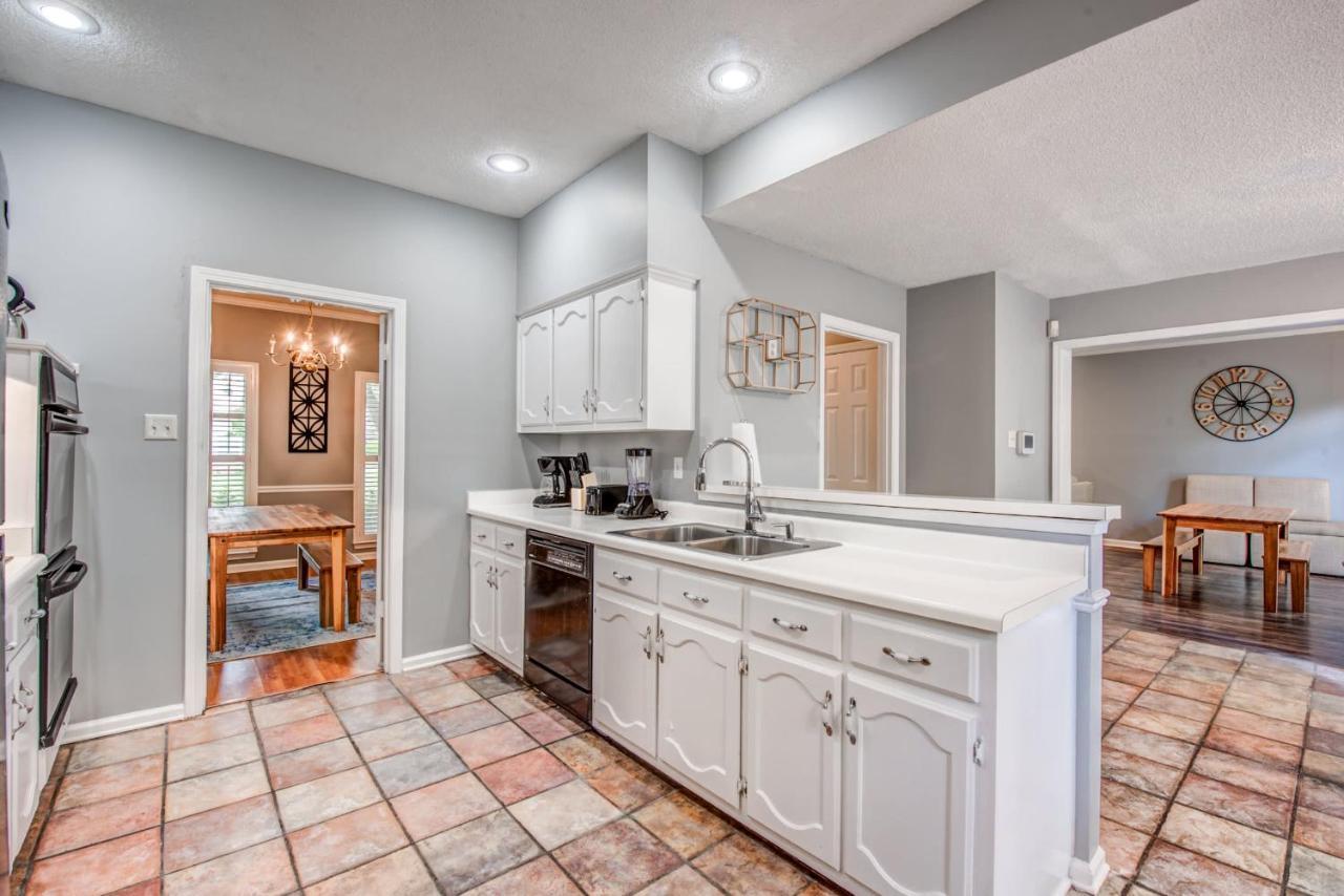 Cozy In Cordova-- Close To I-40